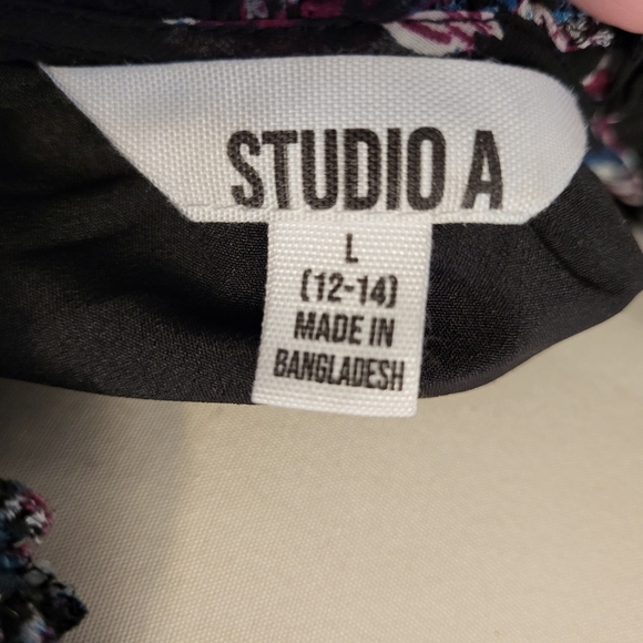 Short black flowered dress with ruffles size large - Picture 3 of 3